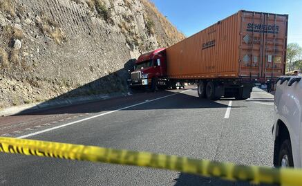 Tráiler choca en la Chamapa-La Venta; el conductor habría falleció tras un presunto asalto